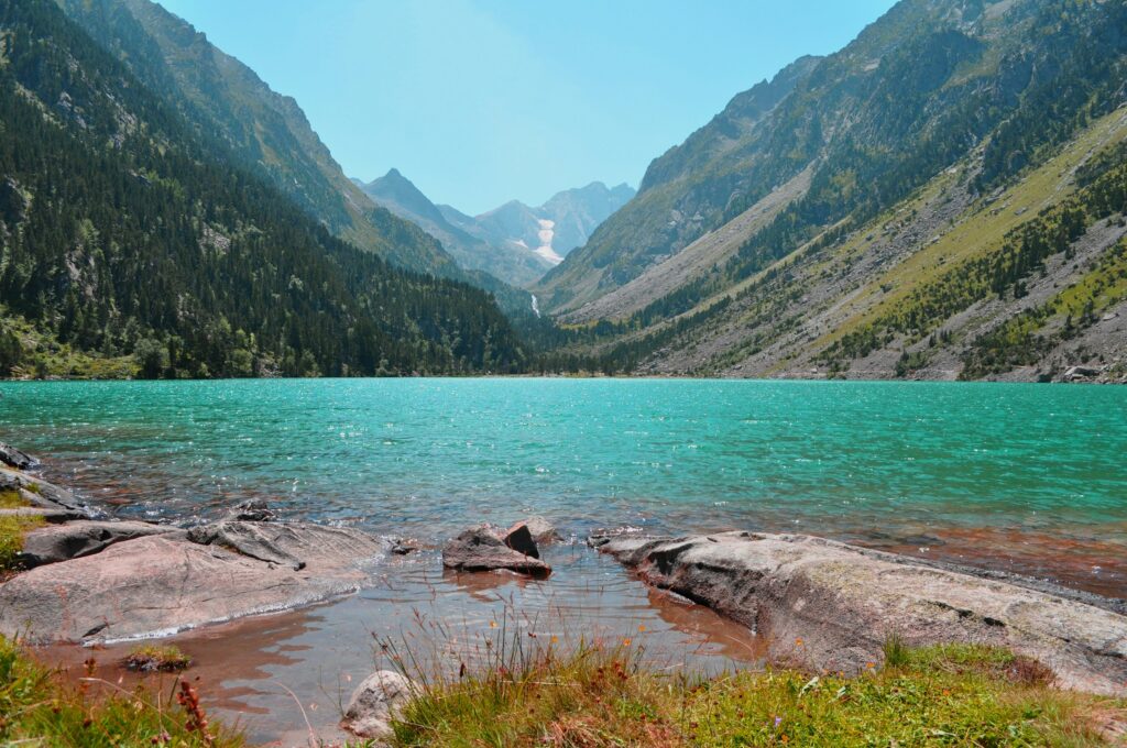 Un lac d’altitude au pied des sommets